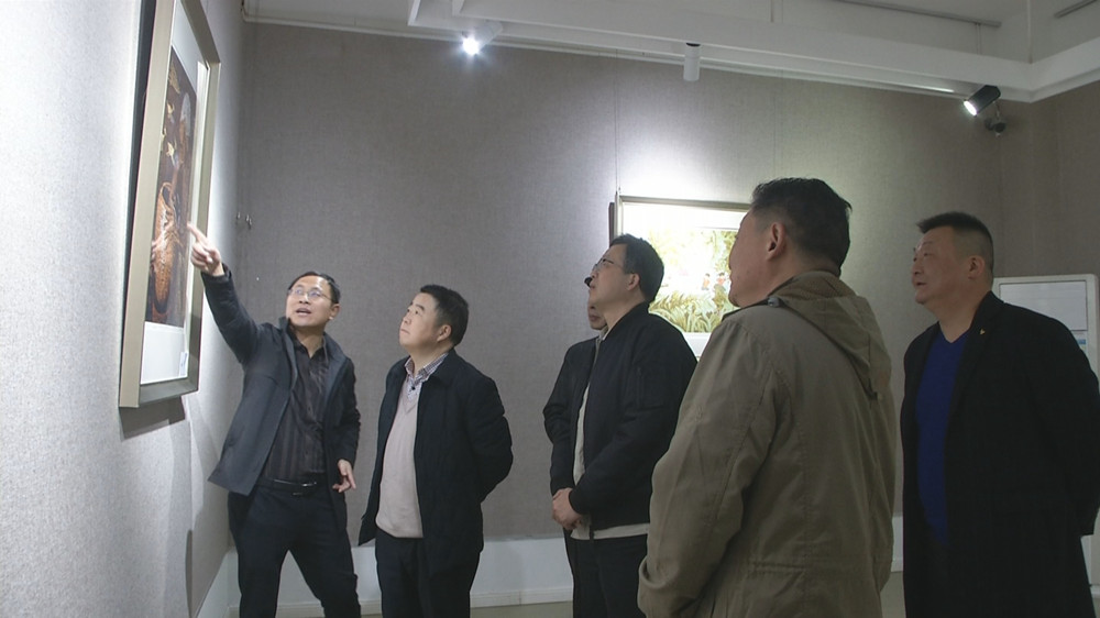 /uploads/image/2023/03/07/d20fc3e7039563dfedc4aefd356545d2.jpg 图为有关领导和嘉宾参观版画展2.jpg
