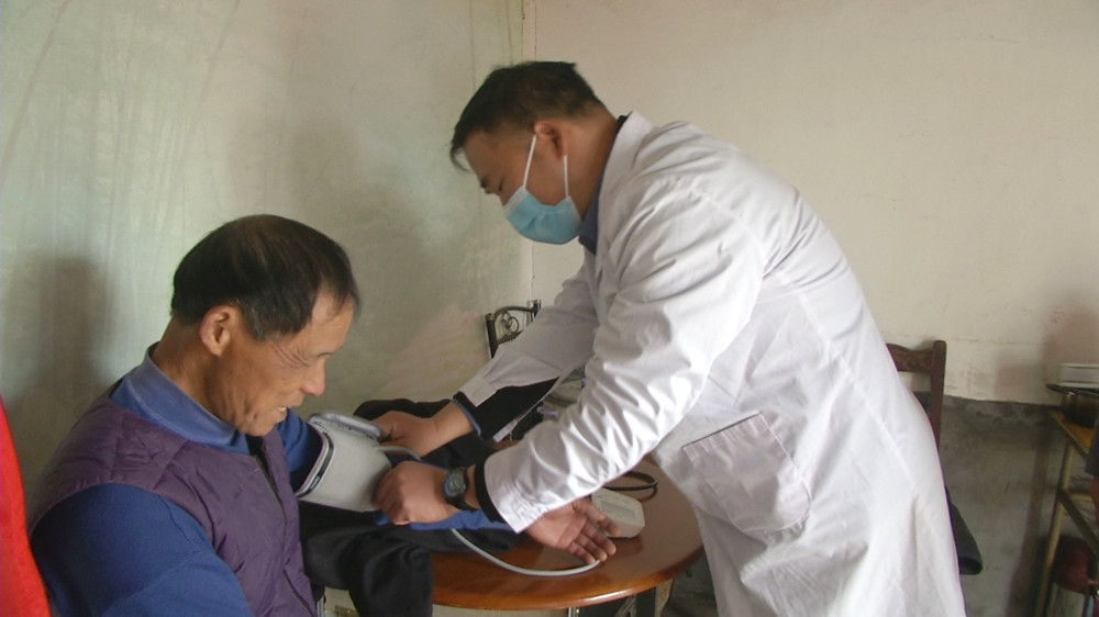 图为村医上门为老人量血压.jpg