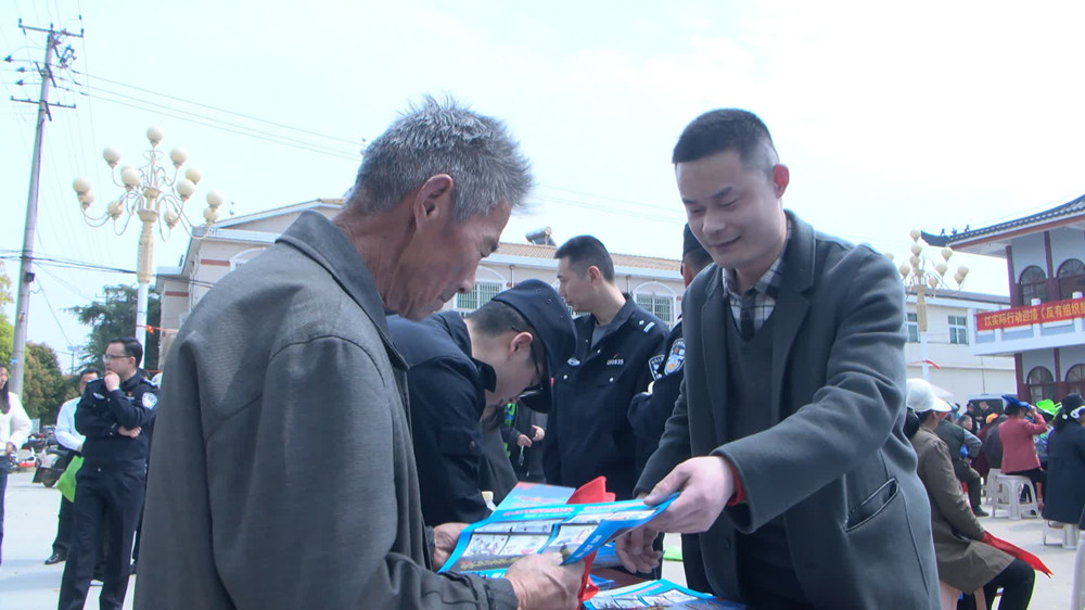 图为工作人员发放宣传手册。.jpg