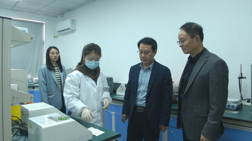 /uploads/image/2023/03/31/537be66055619e8f5b8a110d4f515bf6.jpg 图为专家组在对2021年产业创新引导资金项目进行中期检查2.jpg