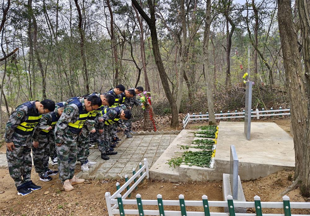 /uploads/image/2023/04/03/f219ea730cce7bc8f073c16a4397f07c.jpg 民兵缅怀先烈.jpg