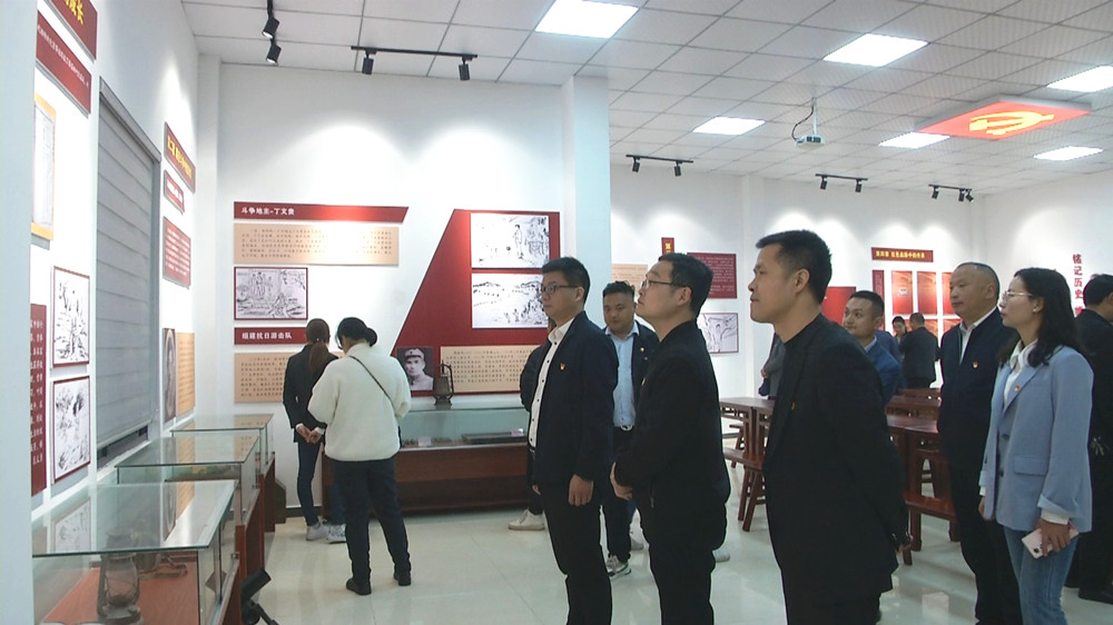 /uploads/image/2023/04/04/134c588cece0835c5691376c3b647757.jpg 吕亭镇:清明节主题活动走进党史教育基地3.jpg