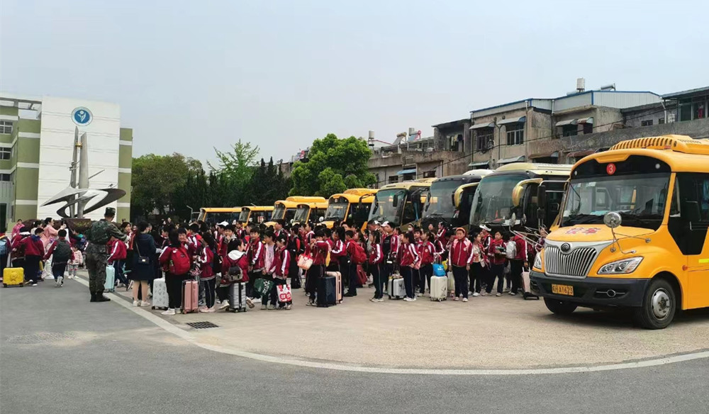 图为学生们开启研学之旅。 (1).jpg