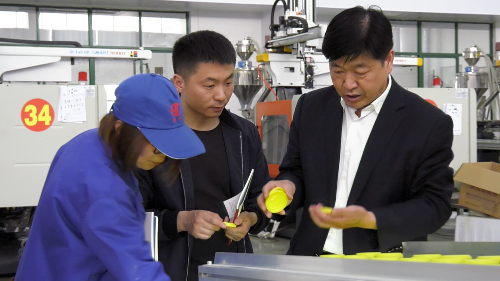 /uploads/image/2023/04/21/33e2b45642c9a412d0cff6f090d82be2.jpg 图为吕亭镇工作人员正在豪丹公司走访了解企业需求 .jpg