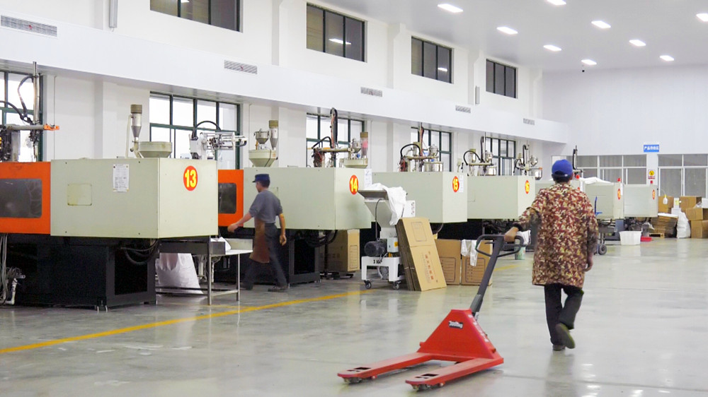 /uploads/image/2023/04/21/db722c7dbf925af1e3c81ea8e33c0420.jpg 图为补齐用工缺口后的豪丹公司新生产线车间 .jpg