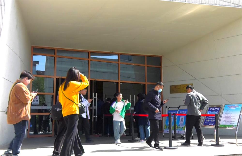 /uploads/image/2023/04/30/4dba0c03950b162ffa6c91339893284b.jpg 图为游客正在排队准备进入安徽中国桐城文化博物馆参观.jpg