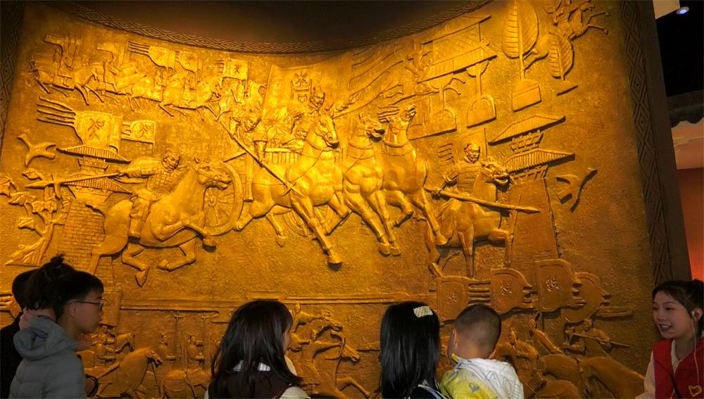 /uploads/image/2023/04/30/73576276e332b280610a732de98bec2d.jpg 图为游客正在认真听取导游的讲解.jpg