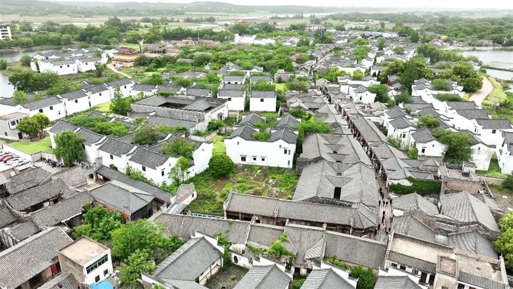 图为无人机航拍下的孔城老街.jpg