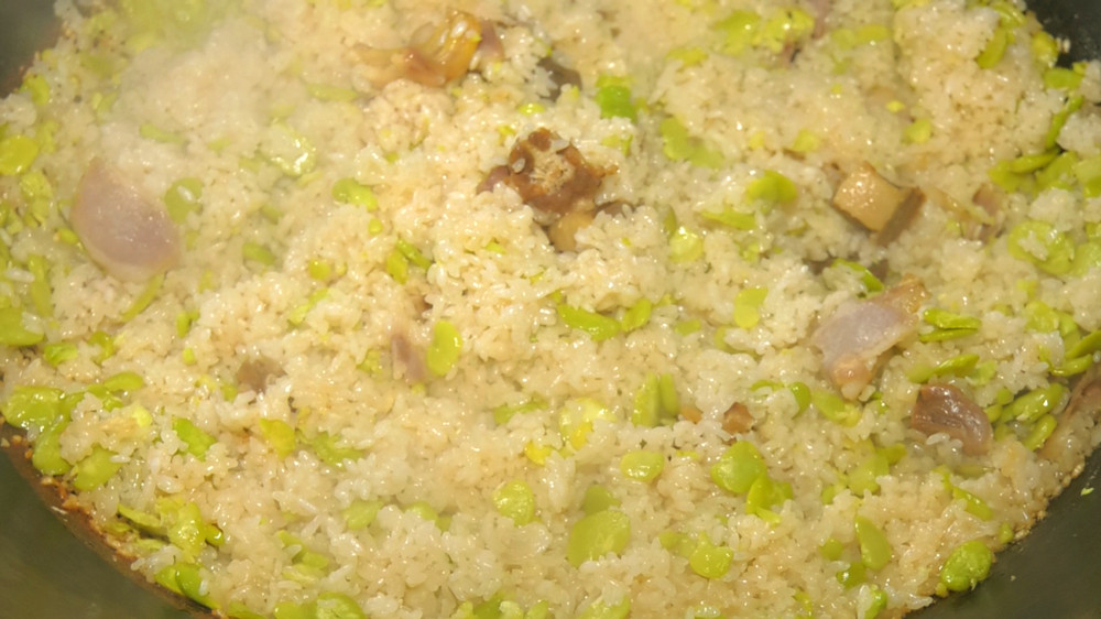 图为新鲜出锅的蚕豆饭1.jpg