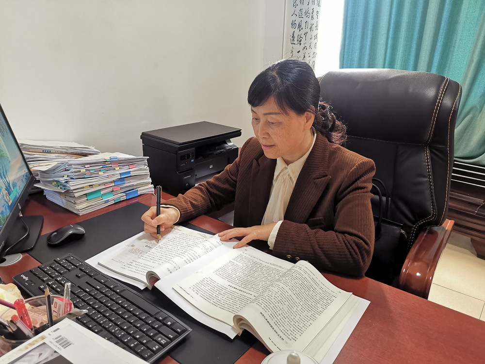 /uploads/image/2023/05/09/33c491507ca0d5e35f681cefd8d73ce2.jpg 图为陈祖梅老师认真工作。.jpg