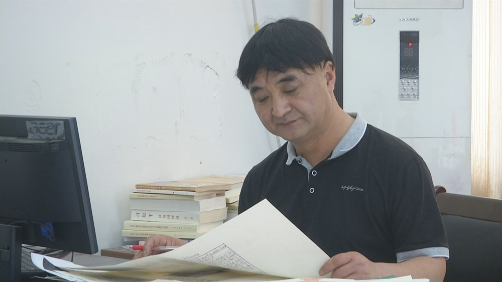 /uploads/image/2023/05/09/0fea68f6e67ab78f61fcea1359de8979.jpg 图为方捍东老师在批阅学生作业时的情景2.jpg