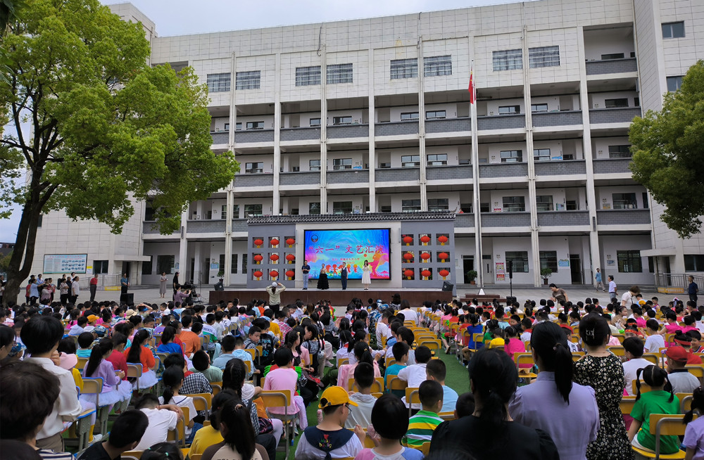 桐城市东关小学举办“六·一儿童节”文艺汇演2.jpg