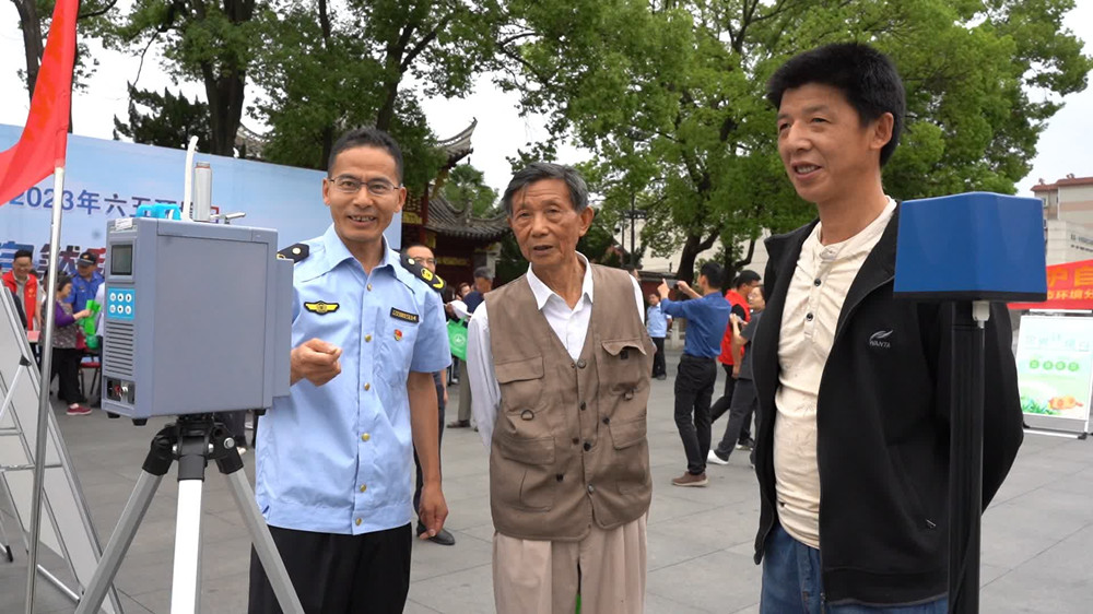 /uploads/image/2023/06/05/0362b158927cb4d4f46bea669000c0e4.jpg 图为工作人员向群众介绍环境检测设备。 (1).jpg
