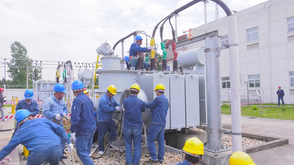 图为工作人员正在对金神变3号主变进行拆除作业.jpg