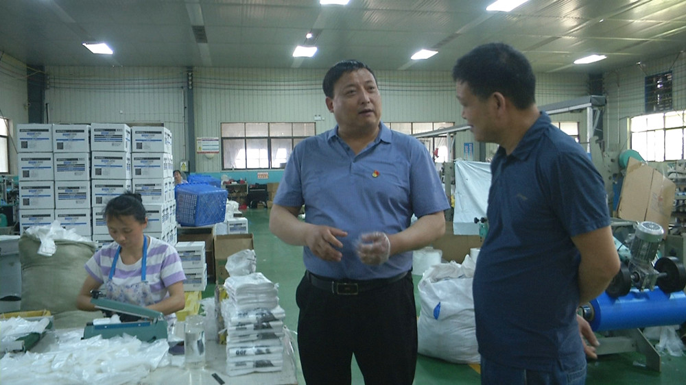 /uploads/image/2023/06/09/35f701ff9825633b22f5e31ec25aab47.jpg 图为汪晓清在企业走访.jpg