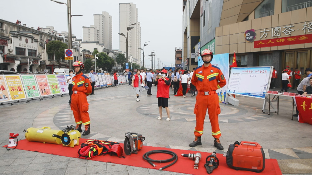 /uploads/image/2023/06/16/c41a2bcdb9e5ce3e9573396ba536c5cf.jpg 图为消防救援器材展示.jpg