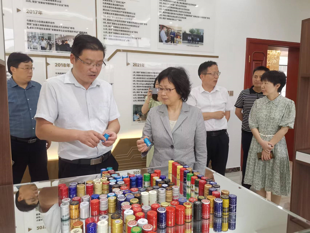 图为王爱武一行调研百世佳包装有限公司。.jpg