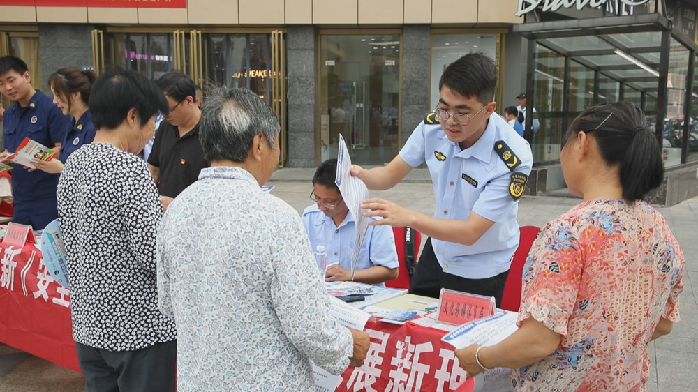 /uploads/image/2023/06/16/333817b96aa0735edc0b0bf11026310e.jpg 图为现场工作人员正在为过往市民宣讲安全知识.jpg