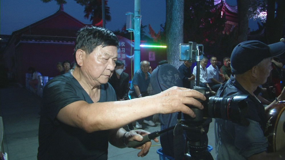 /uploads/image/2023/06/19/ea2285e0f68875bbf0ebd84ead7a7e13.jpg 图为高传兴调整机器.jpg