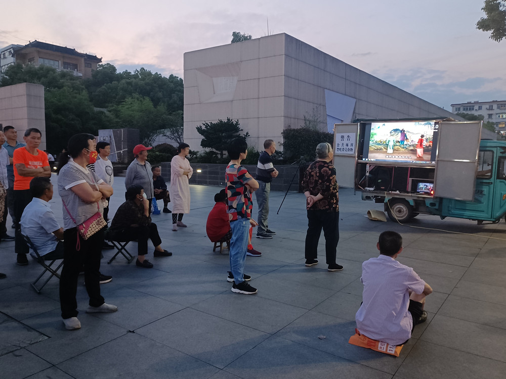 /uploads/image/2023/06/19/ef7aa487823d76dd38e8eee4f04eca5b.jpg 图为群众观看免费戏曲片段.jpg