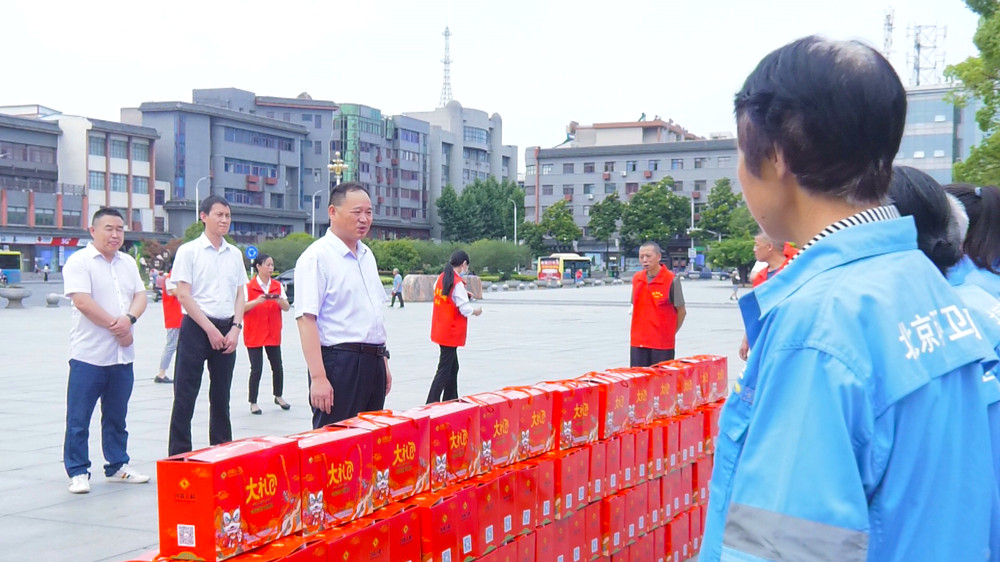 /uploads/image/2023/06/20/d9b6c659e68b929b70e2a12299868143.jpg 市委常委、副市长章友厚看望慰问一线环卫工人.jpg