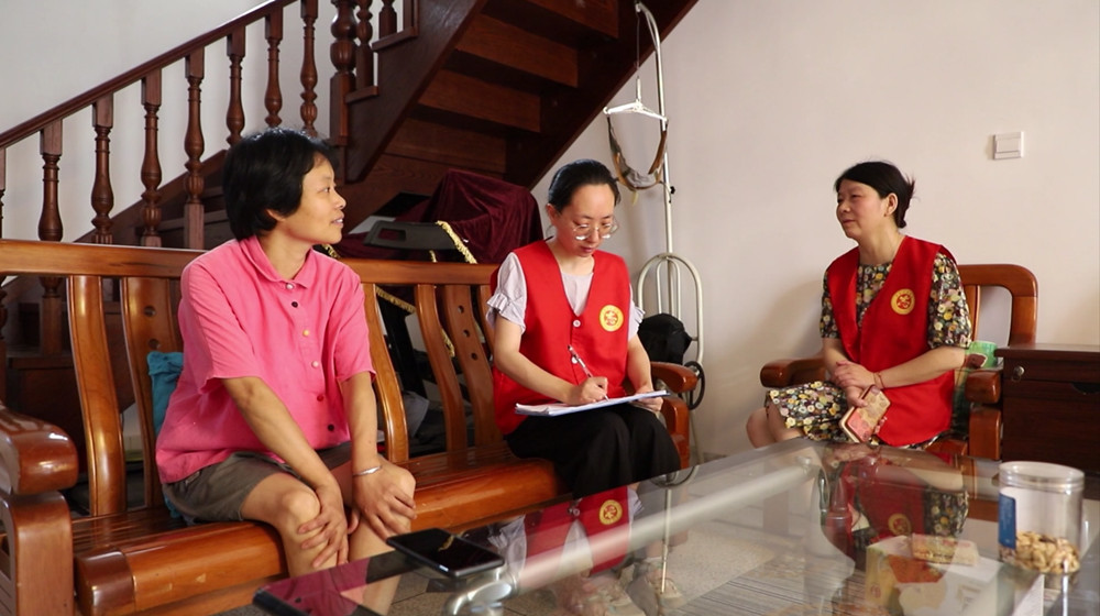 /uploads/image/2023/06/29/f229e3a1bd2f95bbb9ab34f3cae33e1e.jpg 网格员听取居民建议.jpg