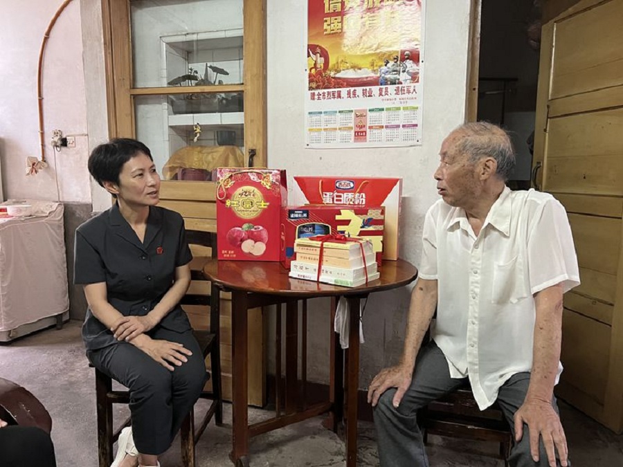 桐城法院“七一”前夕走访慰问困难老党员 (2).jpg