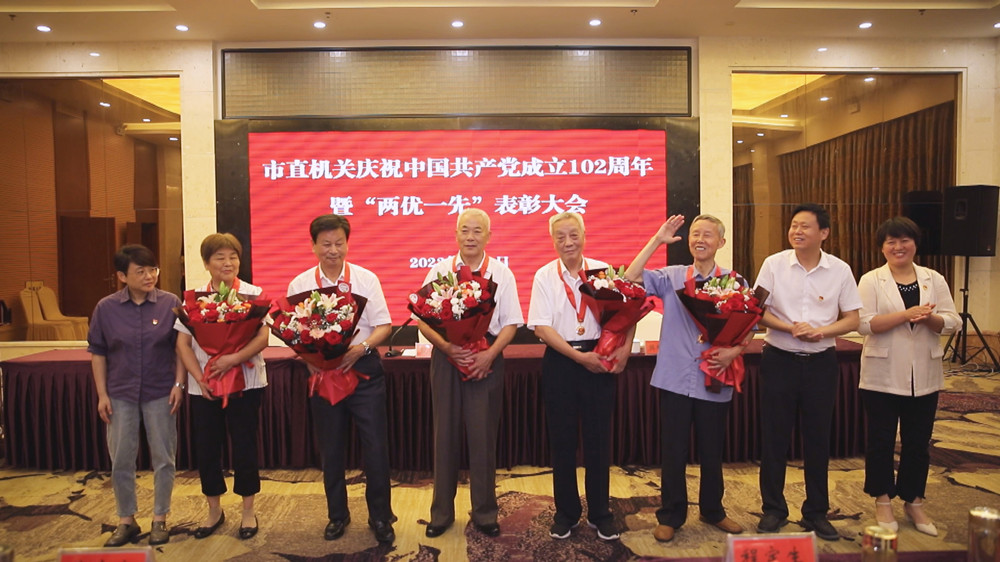 /uploads/image/2023/07/03/898847352f9b88093ff239a848e0729f.jpg 图为会议为5名光荣在党50年老党员代表颁发荣誉奖章.jpg