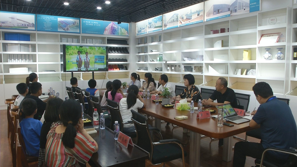 /uploads/image/2023/07/04/d514e05e64fe354921f0bebe73cc4048.jpg 图为在观看暑期防溺水宣传视频.jpg