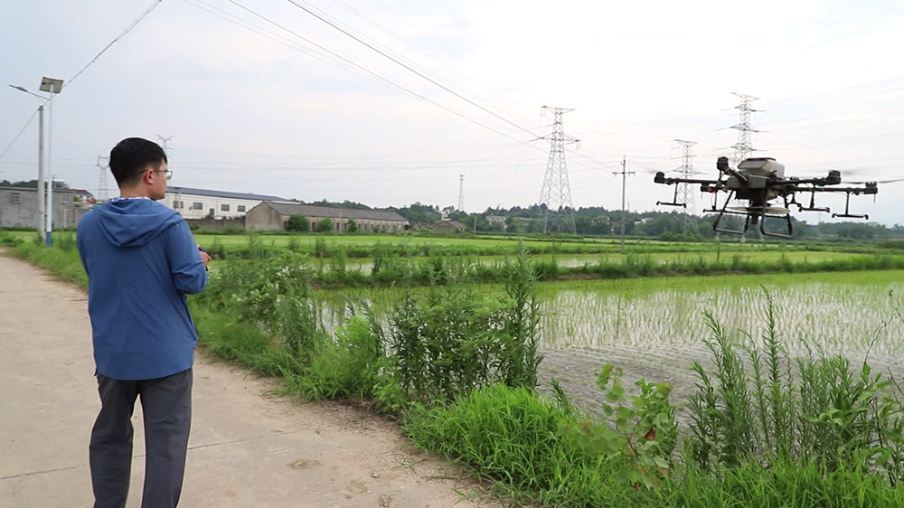 鲍辉正在操作无人机施肥.jpg