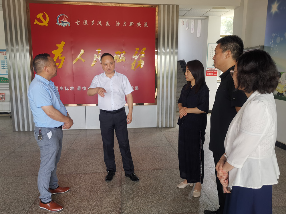 /uploads/image/2023/07/06/51b2687bc44a13a18d67cc29d6c53ebb.jpg 图为督查组一行在新安渡村督导。.jpg