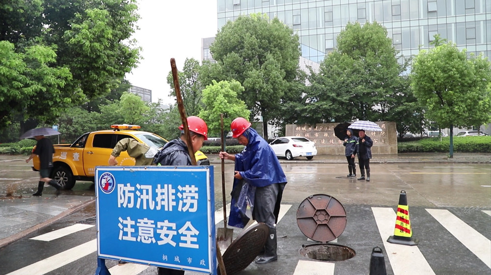 /uploads/image/2023/07/17/11a682f6c9ea2f7dd72680229fd215a1.jpg 图为经过近一个小时的抢排之后的路面.jpg