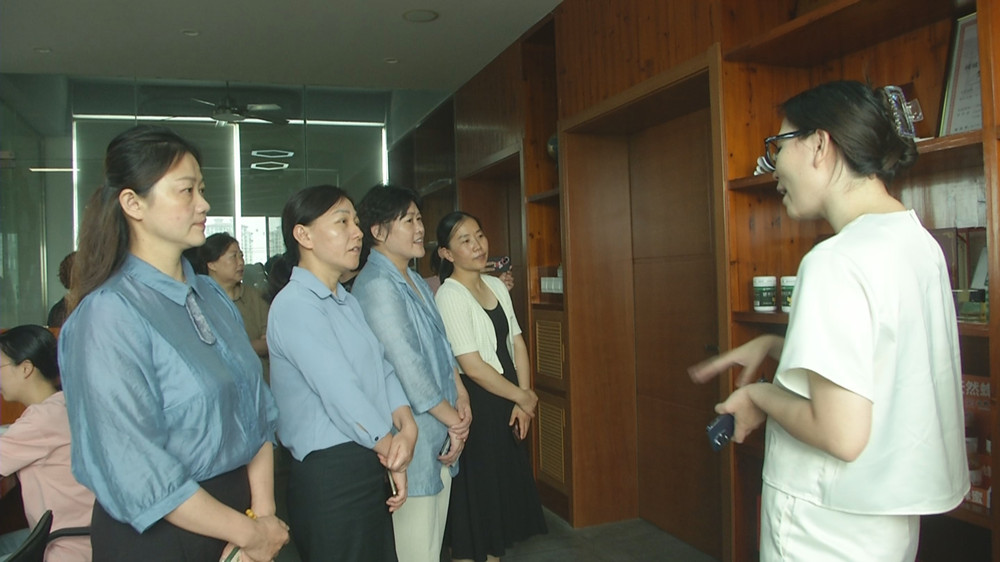图为潜山妇联在蜂献公司调研2.jpg