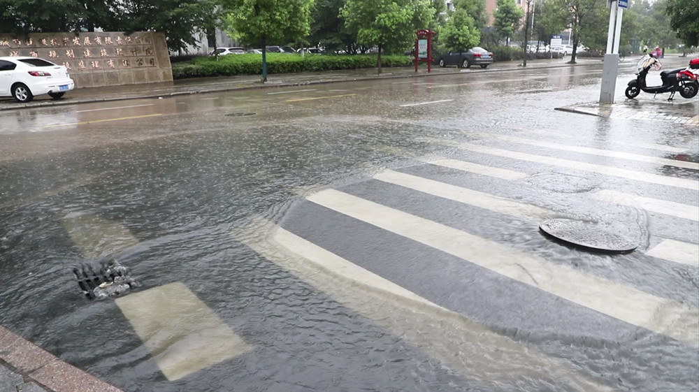 /uploads/image/2023/07/17/84f85f4f819d3192aab997399e3bd46c.jpg 文昌派出所路口路面积水.jpg