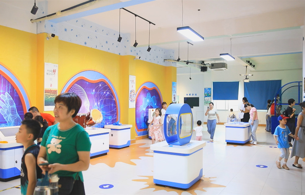 图为暑期里桐城市科技馆迎来“打卡热”.jpg