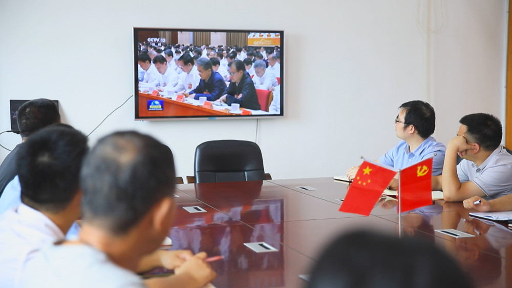 图为桐城市生态环境分局干部职工正在通过网络视频系统学习全国生态环境保护大会精神1.jpg