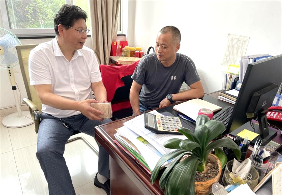 /uploads/image/2023/07/21/7c313ae059b8c3692ad30db51e884e43.png 税务干部进企业进行风险提示和纳税辅导.png