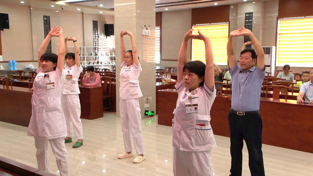 图为医护人员教授八段锦。.jpg
