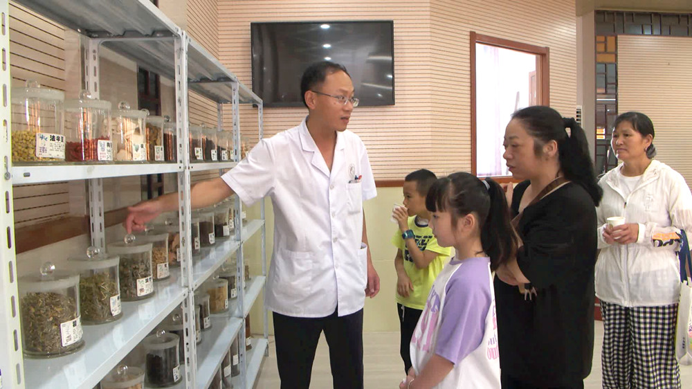 图为医师讲解中药材知识。.jpg