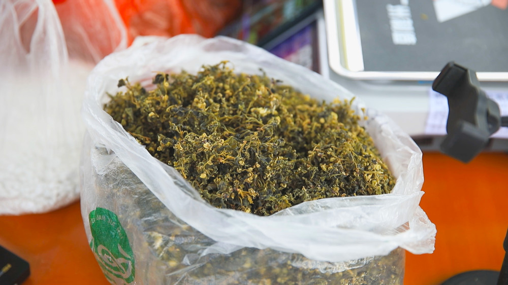 /uploads/image/2023/07/24/af10f5263e30cc1233cd87d5373329bc.jpg 图为村民们拿到直播间的农家干菜.jpg