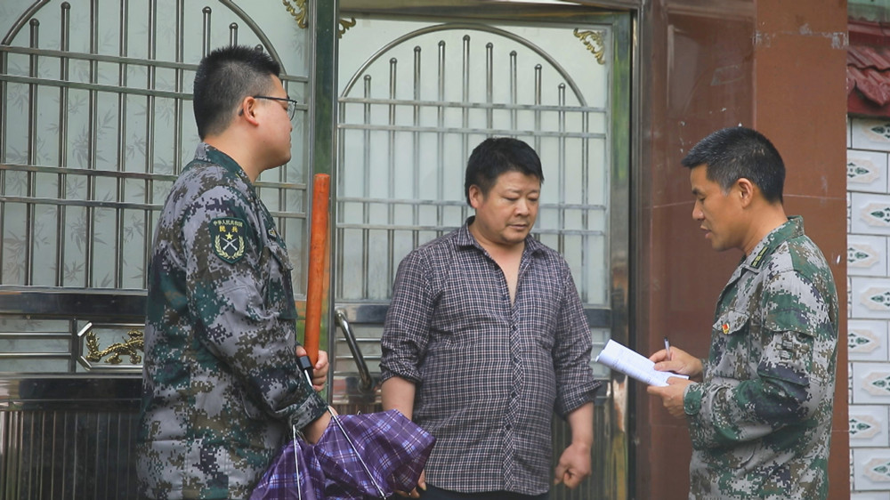 /uploads/image/2023/07/24/2e183e080ca8929b9ac2f2e4426a15f4.jpg 图为当地巡查队员正在走村串户进行巡查隐患点和宣传安全防范知识1.jpg