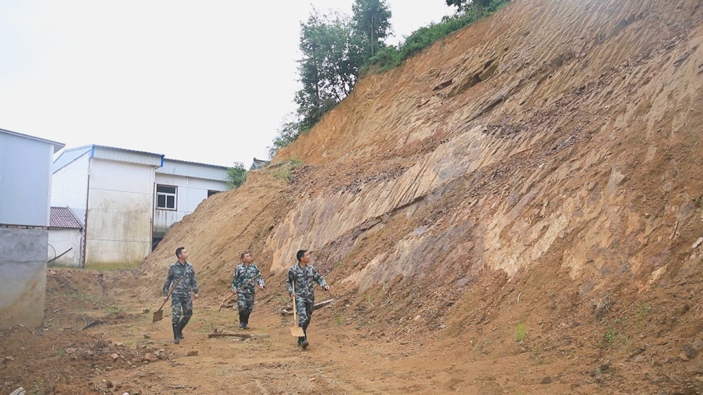 /uploads/image/2023/07/24/8c683a719da10965cf15c37585ea4335.jpg 图为当地巡查队员正在走村串户进行巡查隐患点和宣传安全防范知识2 .jpg