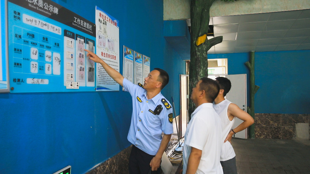 /uploads/image/2023/07/25/72df59be6fa03d7c49b85b1ff6ff3040.jpg 图为检查组正在对体育场所从业人员资质进行仔细检查.jpg