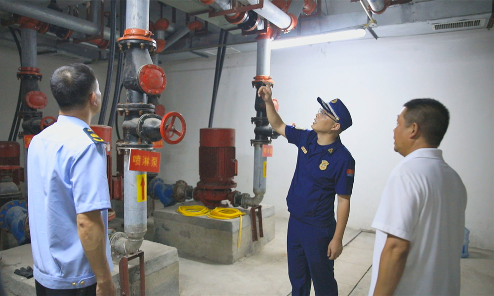 /uploads/image/2023/07/25/fe90d76e9eb59fbe773db1b74613651e.jpg 图为检查组正在对桐城市体育馆消防设备进行安全检查.jpg