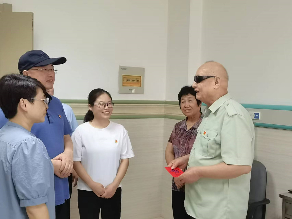 /uploads/image/2023/08/02/5f9ff852ece334d7b3d8d8cce429c451.jpg 图为党员们慰问退役伤残老兵。.jpg