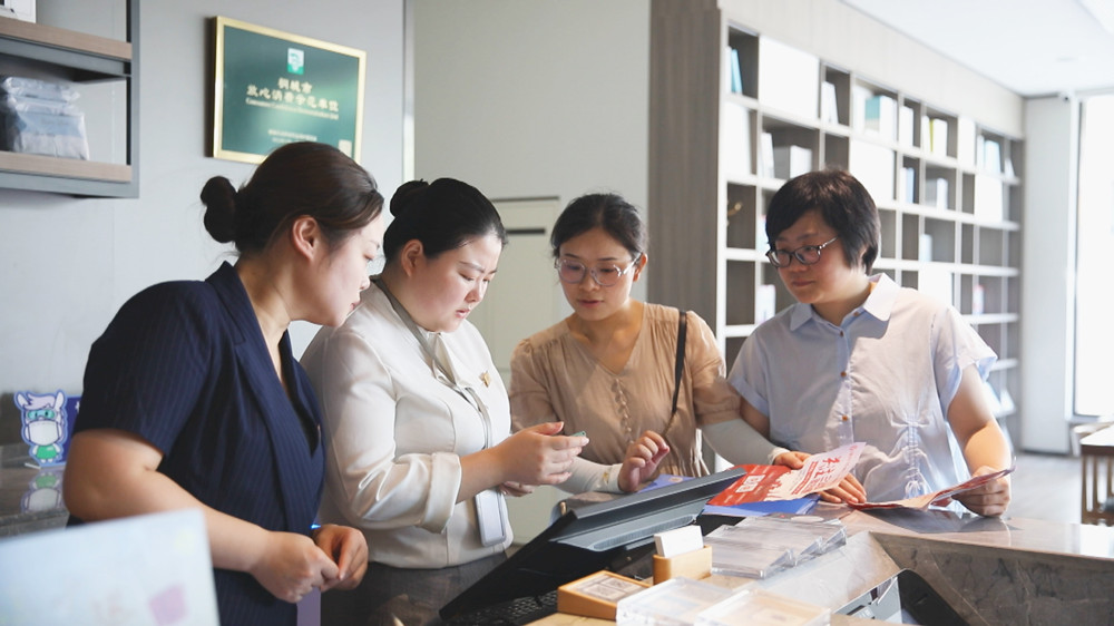 /uploads/image/2023/08/17/18ab628ee0437aa96acefc6b60bc1aea.jpg 图为龙眠街道盛唐社区工作人员正在某实体店里推广“三公里”就业圈app.jpg