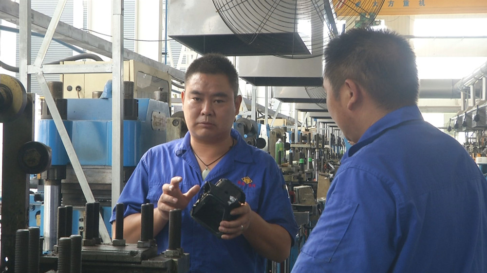 /uploads/image/2023/09/05/95d255b31e3633ddbf7b0d52f85b7f27.jpg 图为张文强在车间查看产品.jpg