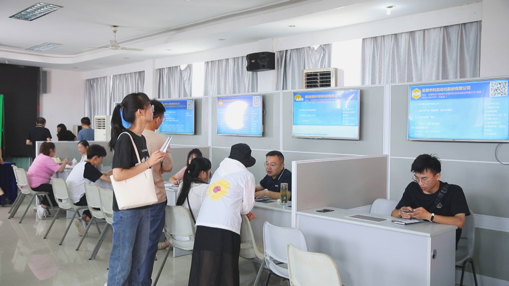 图为招聘会现场一角.jpg