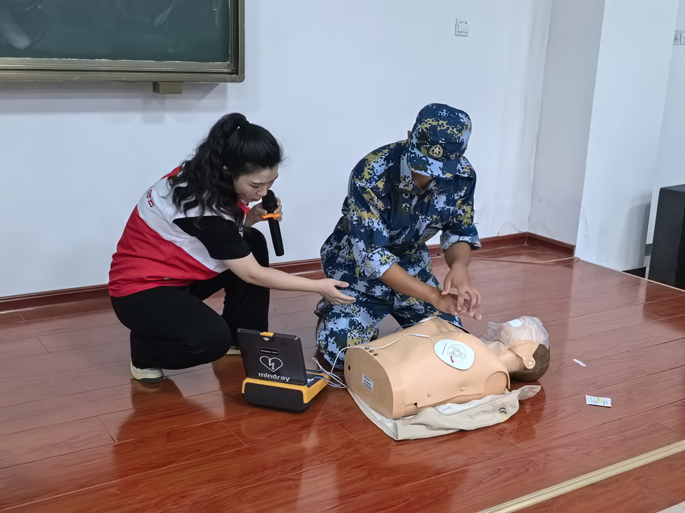 /uploads/image/2023/09/15/af5a78c06c95719c31a91074d0608eb0.jpg 图为红十字会救护师手把手地对学生进行急救知识指导。.jpg