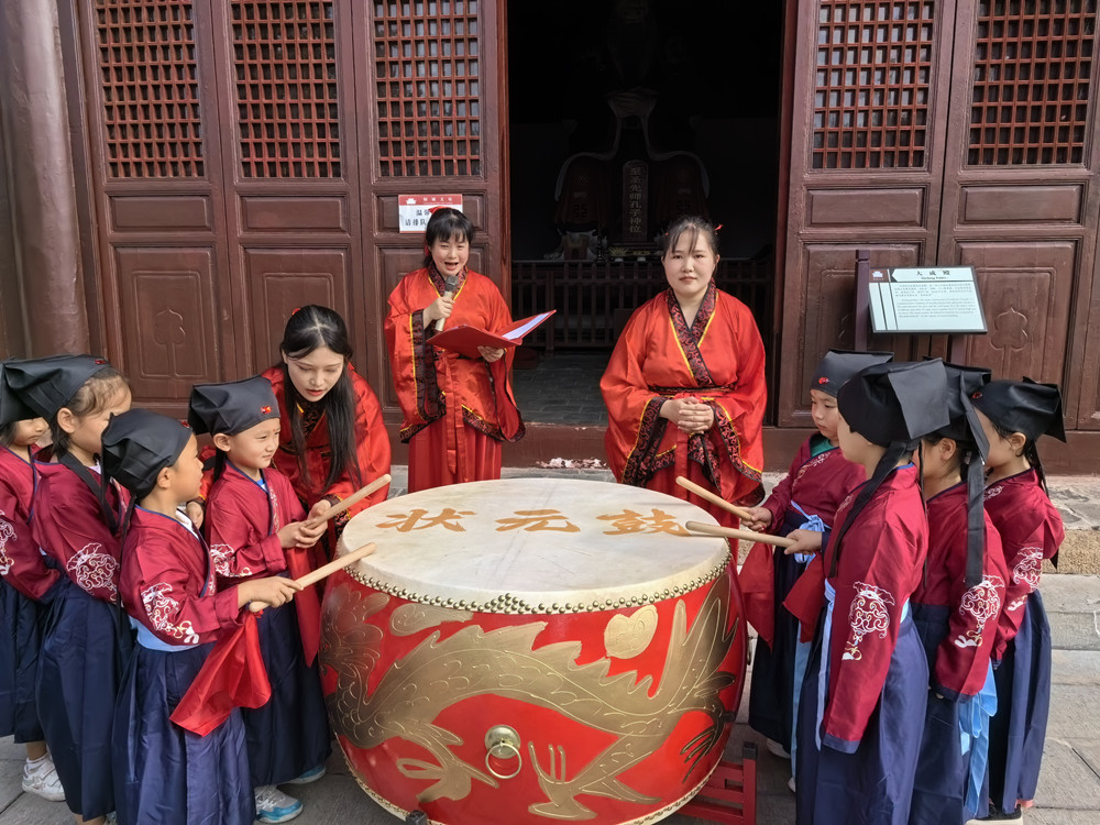 /uploads/image/2023/09/18/5197d7e08db24d640dde0c5aa84c1224.jpg 图为学生们击鼓鸣志。.jpg